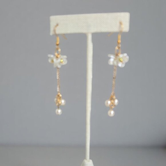 Multi White flower petal pearl drop earrings - Picture 2 of 4
